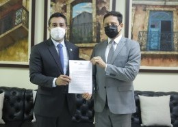 Na foto, o presidente da OAB Seccional Maranhão, Kaio Saraiva e o procurador geral do Estado do Maranhão, Rodrigo Maia, seguram minuta do Termo de Cooperação assinado por ambas as instituições.